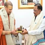 CM विष्णुदेव साय से निरंजन पीठाधीश्वर महामंडलेश्वर डॉ. स्वामी कैलाशनंद गिरी महाराज ने की भेंट