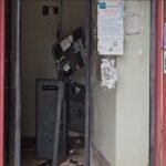 कुल्हाड़ी से तोड़कर एटीएम को लूटने की कोशिश, भागने से पहले आरोपी को पुलिस ने धरदबोचा…