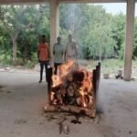सूटकेस हत्याकांड: परिजनों ने छोड़ा साथ, पुलिस ने किया किशोर पैकरा का अंतिम संस्कार