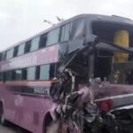 तेज रफ्तार का कहर, खड़े ट्रक से टकराई यात्रियों से भरी बस; दो की मौत