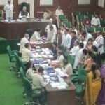 विधानसभा में खाद-बीज की किल्लत पर कांग्रेस का हंगामा, गर्भगृह में घुसे 23 विधायक हुए निलंबित, सरकार ने किया स्थगन खारिज
