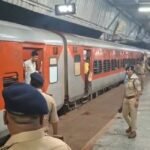 छत्तीसगढ़ संपर्क क्रांति एक्सप्रेस में बम की सूचना से हड़कंप, झांसी स्टेशन पर खाली कराई गई ट्रेन