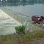 Restriction On Movement : एनीकट पर बह रहा था पानी , मिनी ट्रक में 30-40 लोग सवार