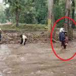 Girl Trapped In The Rain: संघर्ष और साहस, बहाव में फंसी बच्ची को ग्रामीणों ने बचाया