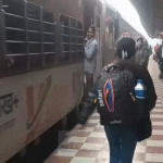 Korba Railway Station : चलती ट्रेन के नीचे आने से युवती बची, टीटी और पुलिस ने निभाई जिम्मेदारी