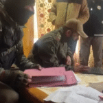 Jammu Kashmir JeI raid : जम्मू-कश्मीर, JeI से जुड़े ठिकानों पर पुलिस की छापेमारी, 19 साल के युवक को गिरफ्तार