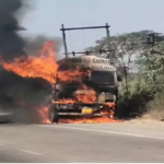 Bilaspur Highway : बिलासपुर हाईवे पर बड़ा हादसा टला, ब्लास्ट के बाद आग की चपेट में आई आयरन लोड ट्रक