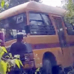 Jashpur School Bus Accident : ब्रेक फेल होने से सड़क किनारे पलटी, बच्चे सुरक्षित