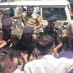 Chhattisgarh News : सड़क चौड़ीकरण के खिलाफ उग्र प्रदर्शन, बुलडोजर के आगे लेटे दुकानदार