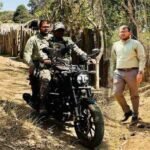 Collector Amit Kumar : नदी-नालों की बाधा पार प्रशासन का ‘रैपिड एक्शन’, बाइक से अंतिम छोर के गांवों तक पहुंचे अमित कुमार और किरण चव्हाण