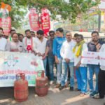 CG NEWS : तेलीबांधा तालाब में कांग्रेस ने किया गैस सिलेंडर का ‘विसर्जन’, बढ़ती कीमतों और कालाबाजारी के खिलाफ अनोखा प्रदर्शन