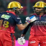 IPL 2026 : बीच मैदान अंपायर पर भड़के RCB कप्तान रजत पाटीदार; ड्रिंक्स ब्रेक में ‘बोतल’ को लेकर हुआ हाई-वोल्टेज ड्रामा, कार्तिक-फ्लावर भी रह गए हैरान