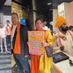 Lenskart ड्रेस कोड विवाद’ बिलासपुर में हिंदू संगठनों का प्रदर्शन, स्टोर्स पर पहुंचकर कर्मचारियों को तिलक लगाकर जताया विरोध