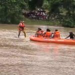 CG Accident News : उफनते नाले में बही बिजली विभाग की पिकअप, तीन कर्मचारियों ने तैरकर बचाई जान, एक लापता, रेस्क्यू जारी