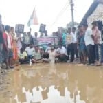CG News : जर्जर सड़क पर कांग्रेस का अनोखा प्रदर्शन, गड्ढों में किया प्रतीकात्मक मछली पालन, सरकार पर साधा निशाना