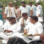 CG Politics : नकटी बुलडोजर कार्रवाई के विरोध में कांग्रेस की पदयात्रा, पुलिस और प्रदर्शनकारियों के बीच धक्का-मुक्की’ सड़क पर बैठकर किया भोजन