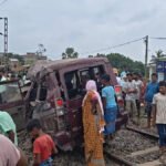 Murshidabad School Van Accident : रेलवे फाटक खुलते ही आई दूसरी ट्रेन, स्कूल वैन से हुई टक्कर