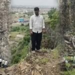 iPhone की जिद ने ली पूरे परिवार की जान, बेटे को बचाने की कोशिश में मां-बाप भी खाई में गिरे
