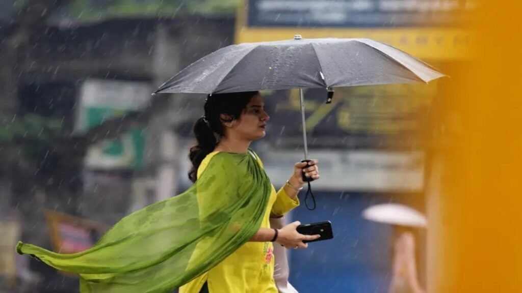 CG Weather Today : छत्तीसगढ़ में झमाझम बारिश से बढ़ा नदियों का जलस्तर, सारागांव में तेज बहाव में फंसी बस