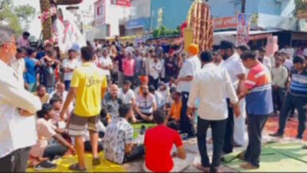 CG News : गणेश विसर्जन की झांकी पर लाठीचार्ज के आरोप से भड़का आक्रोश, सिमगा में चक्काजाम और बंद, नेशनल हाईवे पर यातायात प्रभावित