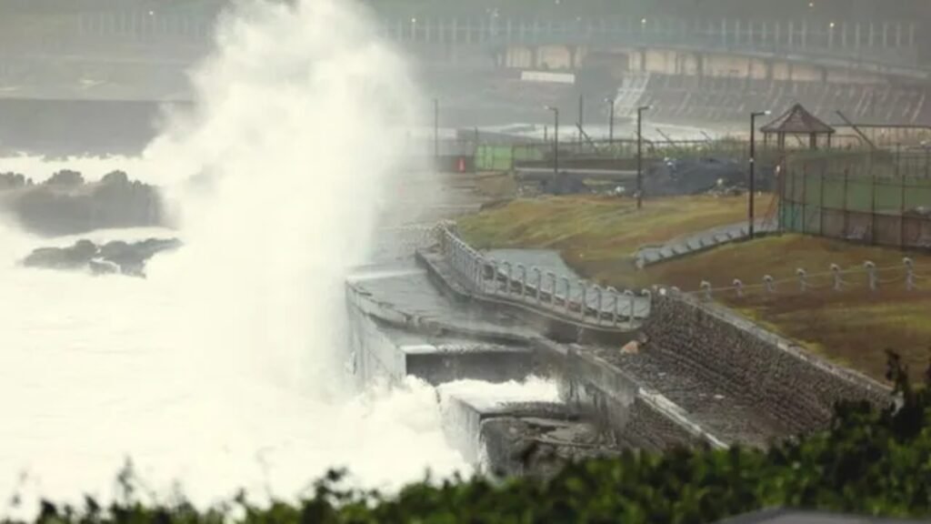 Taiwan Typhoon Champi: ताइवान में तूफान चांपी का खतरा! कई शहरों में शटडाउन, 100 से ज्यादा उड़ानें रद्द; भारी बारिश का अलर्ट