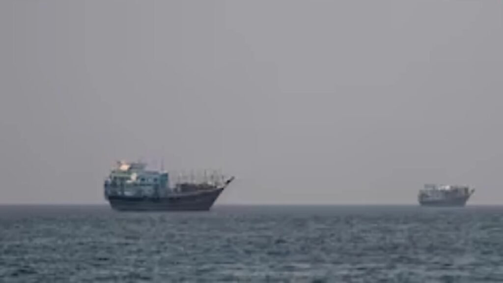 US Iran Conflict: ईरान से जुड़े जहाज पर अमेरिका का मिसाइल अटैक, CENTCOM ने जारी किया हमले का वीडियो