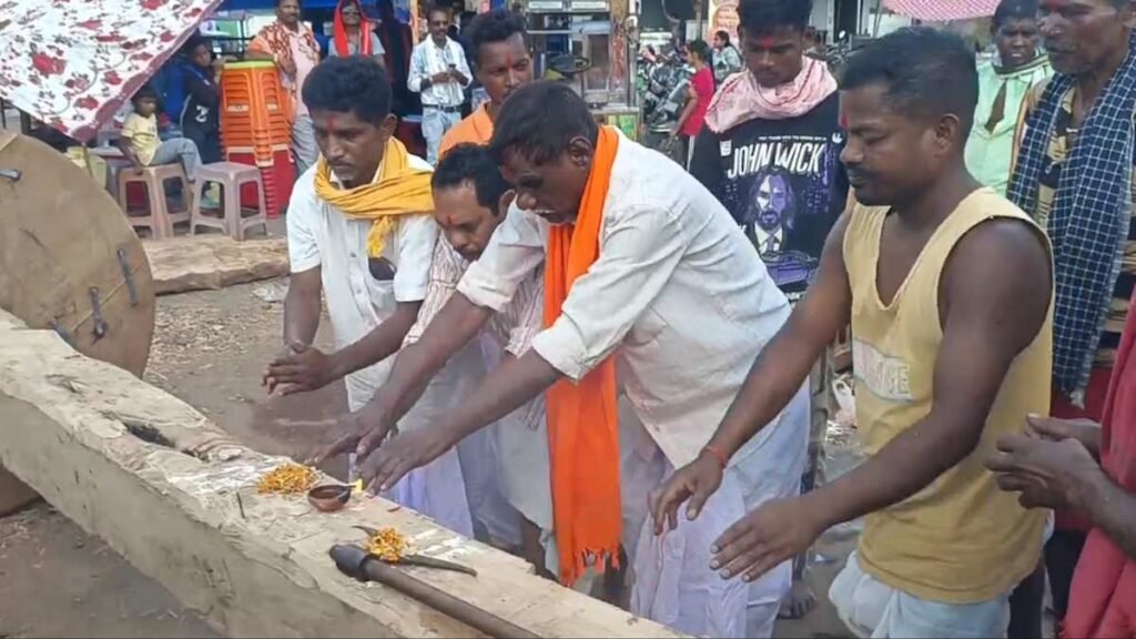 Bastar Dussehra 2026 : बस्तर दशहरा में मगरमुही रस्म पूरी, मांगुर मछली और बकरे की बलि के साथ विजय रथ निर्माण ने पकड़ी रफ्तार