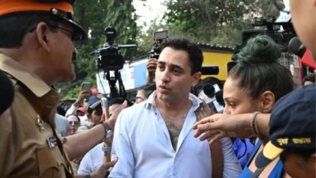 Imran Khan: प्रदर्शन में शामिल होना पड़ा भारी? इमरान खान ने भारत छोड़ने के नोटिस को दी चुनौती Imran Khan approaches Bombay High Court against ‘Leave India’ notice
