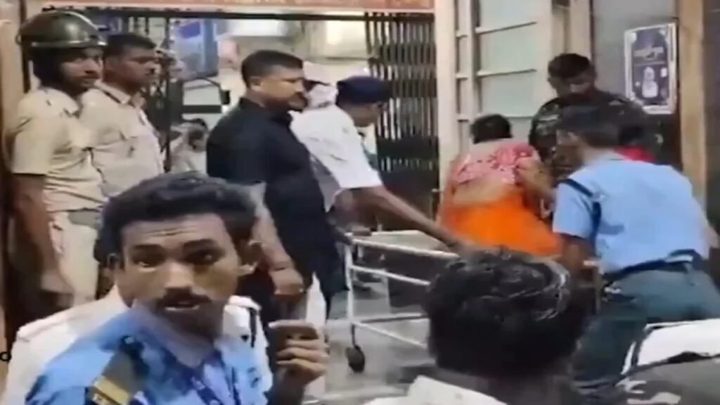 Kolkata Pandal Accident : कोलकाता में पंडाल हादसे में मृतकों का आंकड़ा 20 के पार, 50 घायल’ सरकार ने जारी किया हेल्पलाइन नंबर