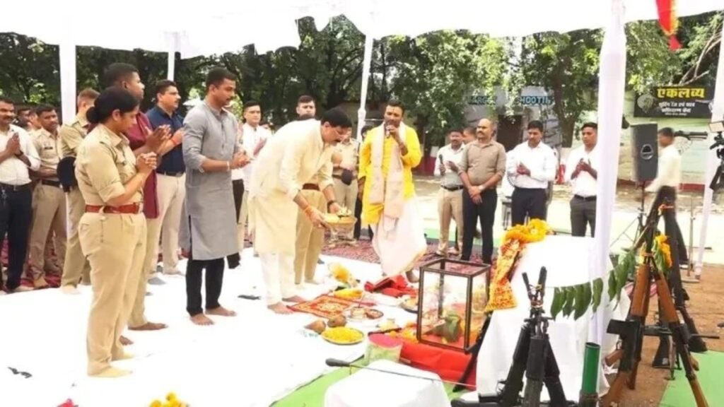 CG News : विजयादशमी पर पुलिस लाइन में शस्त्र पूजन, जवानों ने हवाई फायर कर निभाई परंपरा