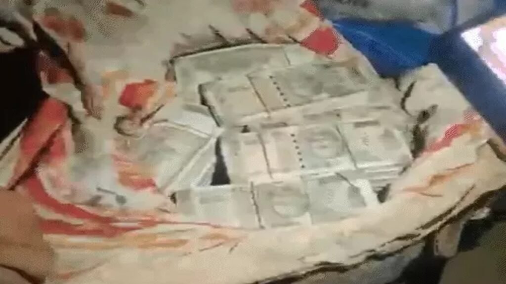 प्रयागराज में नीले ड्रम में मिला 5 करोड़ रुपये कैश, जमीन में गाड़कर रखी थीं नोटों की गड्डियां’ पड़ोसी विवाद की जांच में खुलासा