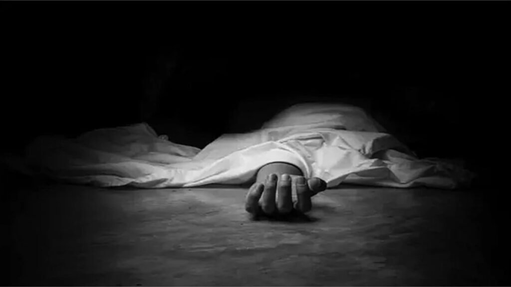 CG News : राज्योत्सव की तैयारियों के बीच कलेक्ट्रेट में मिला चौकीदार का शव, सीढ़ियों पर फंदे से लटका मिला 50 वर्षीय कर्मचारी
