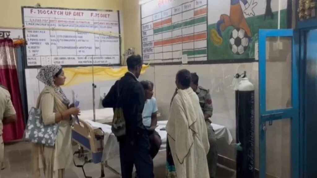 CG Road Accident : 20 लोगों से भरी पिकअप पेड़ से टकराई, 2 की मौत; 9 गंभीर घायल
