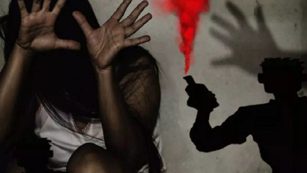 CG NEWS : कॉलेज जा रही युवती पर एसिड अटैक, चेहरा झुलसा; रायपुर रेफर, आरोपी की तलाश जारी